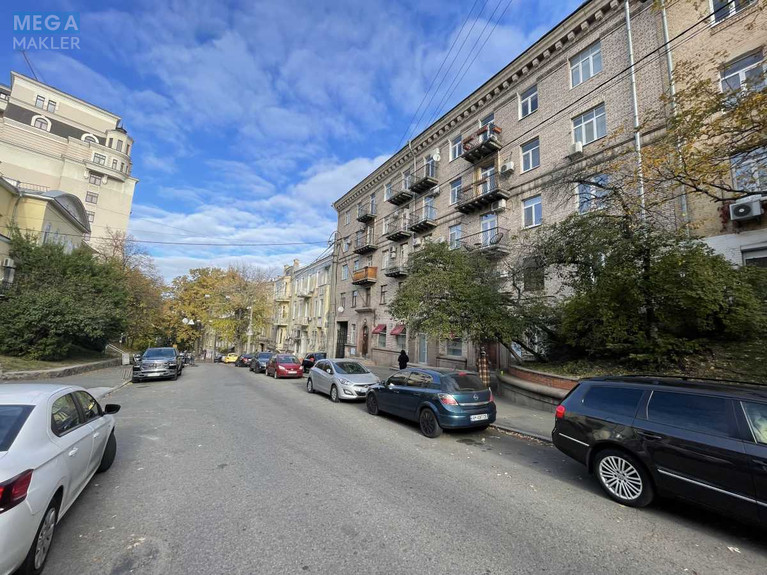 Продаж 3 кімнатної квартири (62/38/8), 3 пов. 5 пов. будинку, <a class="location-link" href="/kiev/" title="Недвижимость Київ">Київ</a>, <a class="location-link" href="/kiev/pecherskij/" title="Недвижимость Печерський район">Печерський р-н</a>, Лютеранська вул., 17 (изображение 1)