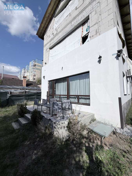 Продаж дома, 3 поверху, 400 кв.м, 3 кімнати, ділянка 4 сотки, <a class="location-link" href="/kiev/" title="Недвижимость Київ">Київ</a>, <a class="location-link" href="/kiev/desnyanskij/" title="Недвижимость Деснянський район">Деснянський р-н</a>, Броварський просп., 47а (изображение 1)