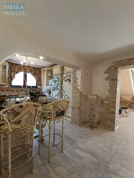 Продаж дома, 3 поверху, 240 кв.м, 5 кімнат, ділянка 6 соток, <a class="location-link" href="/kiev/" title="Недвижимость Київ">Київ</a>, <a class="location-link" href="/kiev/darnickij/" title="Недвижимость Дарницький район">Дарницький р-н</a>, Центральна вул. (изображение 2)