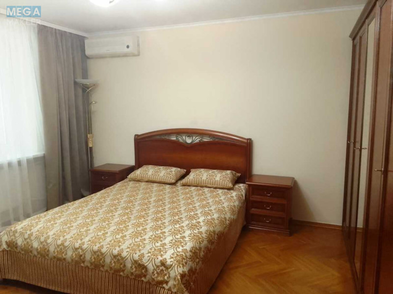 Оренда 4 кімнатні квартири, <a class="location-link" href="/kiev/" title="Недвижимость Київ">Київ</a>, <a class="location-link" href="/kiev/shevchenkovskij/" title="Недвижимость Шевченківський район">Шевченківський р-н</a>, Тургеневская ул., 16 (изображение 1)