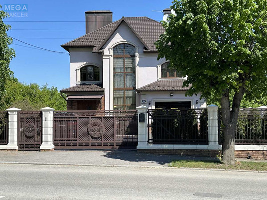 Продаж дома, 3&nbsp;поверху, 295&nbsp;кв.м, 7&nbsp;кімнат, ділянка 5&nbsp;соток, <a class="location-link" href="/chernovtsi/" title="Недвижимость Чернівці">Чернівці</a>, <a class="location-link" href="/chernovtsi/pershotravnevij/" title="Недвижимость Першотравневий район">Першотравневий р-н</a>, Січових Стрільців (изображение 1)