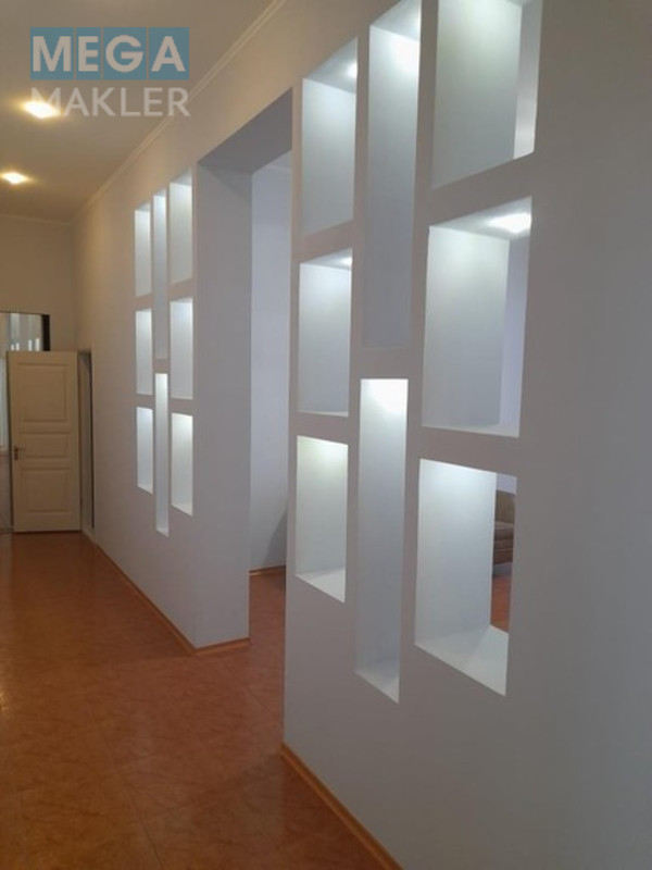 Продаж 7 кімнатної квартири (225/120/20), 2 пов. 5 пов. будинку, <a class="location-link" href="/kiev/" title="Недвижимость Київ">Київ</a>, <a class="location-link" href="/kiev/shevchenkovskij/" title="Недвижимость Шевченківський район">Шевченківський р-н</a>, Саксаганського 28 ( <img src="https://megamakler.com.ua/metro/00ff00.gif" alt="" class="metro" /> м. Дворец спорта, 15 минут ) (изображение 1)