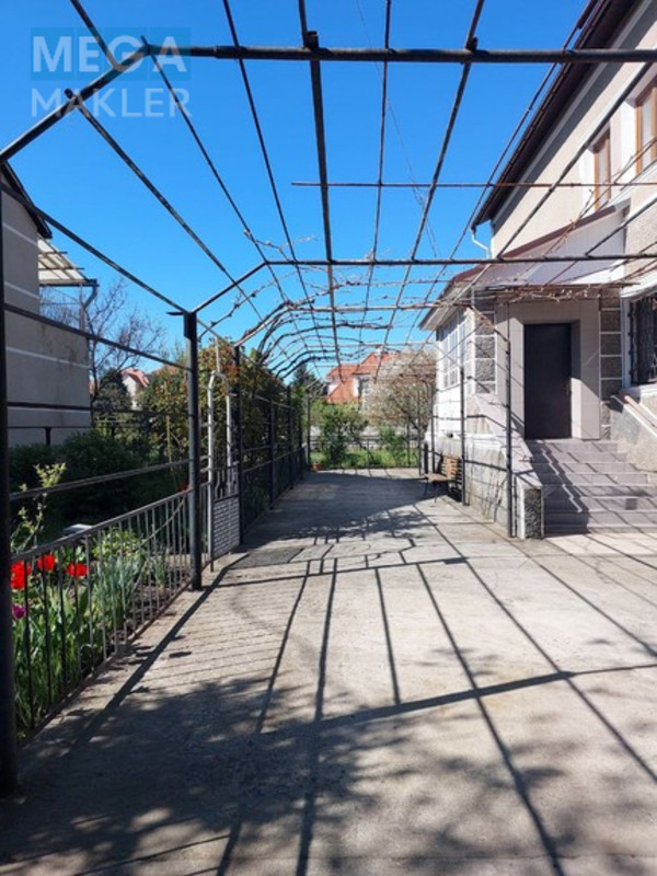 Продаж дома, 2 поверху, 350 кв.м, 5 кімнат, нормальне сост., ділянка 10 соток, <a class="location-link" href="/odessa/" title="Недвижимость Одеса">Одеса</a>, <a class="location-link" href="/odessa/kievskij/" title="Недвижимость Київський район">Київський р-н</a>, абрикосовая (изображение 1)