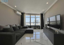 Продаж 3 кімнатної квартири (131/50/40), 21 пов. 45 пов. будинку