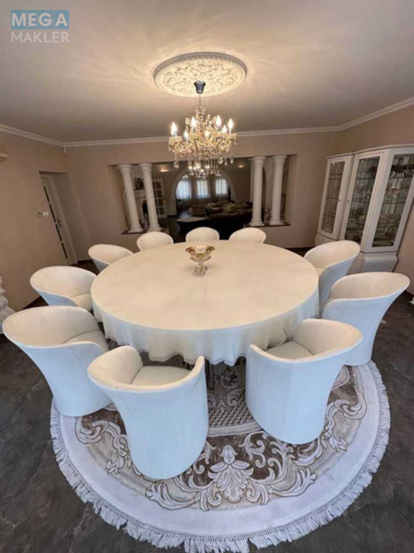 Продаж дома, 3 поверху, 500 кв.м, 9 кімнат, ділянка 12 соток, <a class="location-link" href="/uzhgorod/" title="Недвижимость Ужгород">Ужгород</a>, вул.Генерала Свободи (изображение 1)