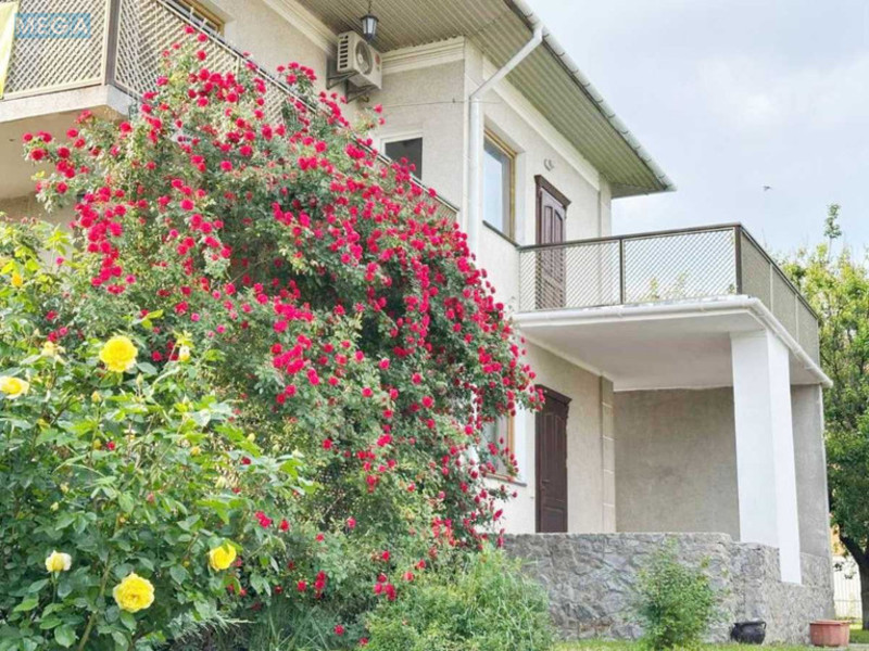 Продаж дома, 2&nbsp;поверху, 310&nbsp;кв.м, 6&nbsp;кімнат, ділянка 12&nbsp;соток, <a class="location-link" href="/gnedin/" title="Недвижимость Гнідін">Гнідин</a>, Центральна (изображение 1)