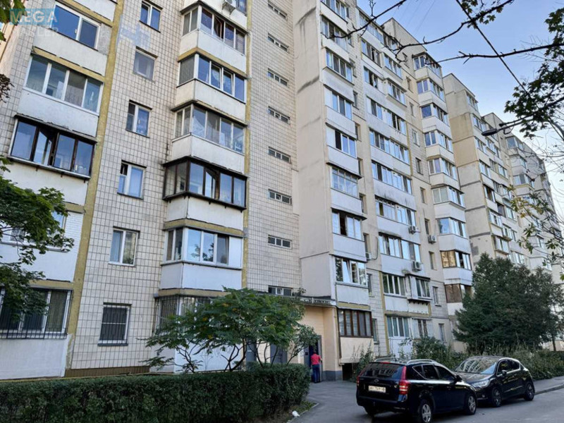 Продаж 3 кімнатної квартири (69/42/8), 9 пов. 10 пов. будинку, <a class="location-link" href="/kiev/" title="Недвижимость Київ">Київ</a>, <a class="location-link" href="/kiev/svyatoshinskij/" title="Недвижимость Святошинський район">Святошинський р-н</a>, Прилужная ул., 10 (изображение 1)