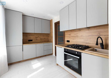 Продаж 3 кімнатної квартири (97/65/18), 4 пов. 6 пов. будинку