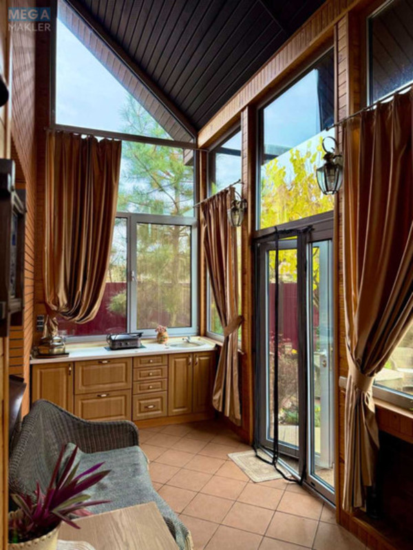 Продаж дома, 3&nbsp;поверху, 299&nbsp;кв.м, 5&nbsp;кімнат, ділянка 6&nbsp;соток, <a class="location-link" href="/kiev/" title="Недвижимость Київ">Київ</a>, <a class="location-link" href="/kiev/darnickij/" title="Недвижимость Дарницький район">Дарницький р-н</a>, 12-а Ентузіастів вул., 18 (изображение 1)