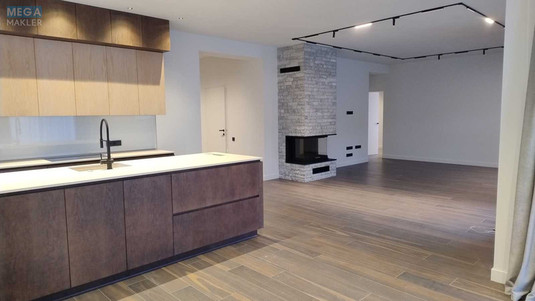 Продаж дома, 1&nbsp; поверх, 175&nbsp;кв.м, 4&nbsp;кімнати, ділянка 5&nbsp;соток, <a class="location-link" href="/dmitrovka-selo-kv-kievo-svyatoshinskij-rajon/" title="Недвижимость Дмитрівка">Дмитрівка</a>, Привітна, 53 (изображение 1)