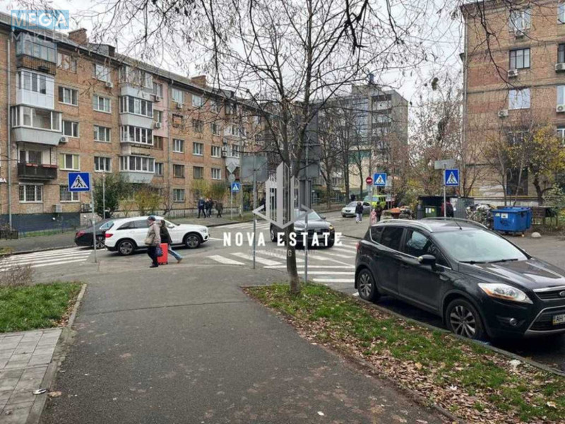 Оренда комерційної нерухомості, 40&nbsp;кв.м, под магазин, <a class="location-link" href="/kiev/" title="Недвижимость Київ">Київ</a>, <a class="location-link" href="/kiev/pecherskij/" title="Недвижимость Печерський район">Печерський р-н</a>, Німанська вул., 4 (изображение 1)