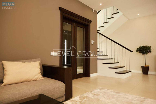 Продаж дома, 3&nbsp;поверху, 357&nbsp;кв.м, 7&nbsp;кімнат, ділянка 6&nbsp;соток, <a class="location-link" href="/kiev/" title="Недвижимость Київ">Київ</a>, <a class="location-link" href="/kiev/podolskij/" title="Недвижимость Подільський район">Подільський р-н</a>, Порічкова вул., 166 (изображение 1)