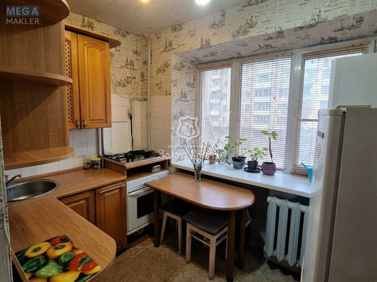 Продаж 3 кімнатної квартири (62,9/45,4/5,8), 1 пов. 9 пов. будинку, <a class="location-link" href="/kiev/" title="Недвижимость Київ">Київ</a>, <a class="location-link" href="/kiev/pecherskij/" title="Недвижимость Печерський район">Печерський р-н</a>, Лаврська вул., 4а (изображение 1)