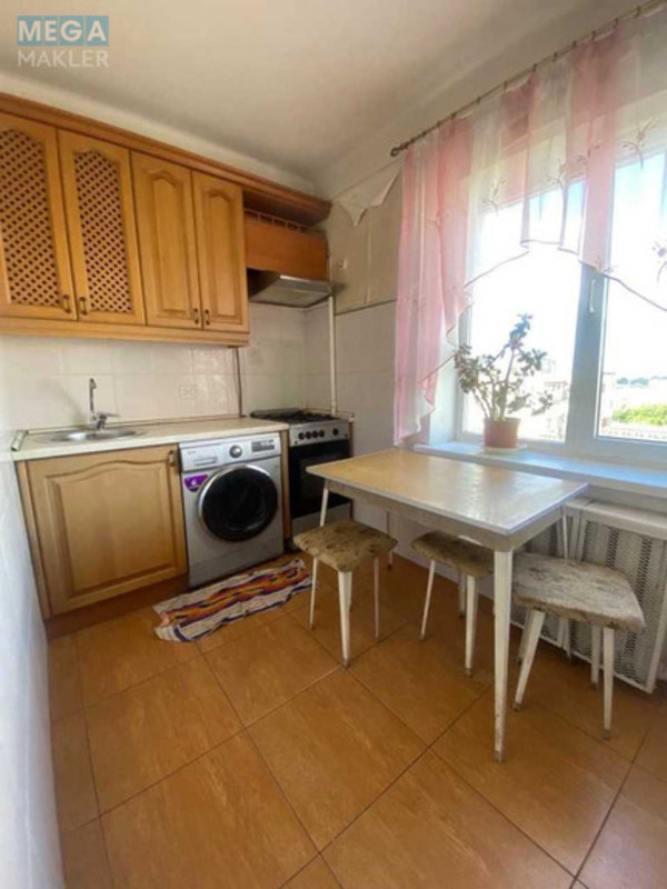 Оренда 3 кімнатної квартири, <a class="location-link" href="/kiev/" title="Недвижимость Київ">Київ</a>, <a class="location-link" href="/kiev/podolskij/" title="Недвижимость Подільський район">Подільський р-н</a>, Кирилівська вул., 117 (изображение 1)
