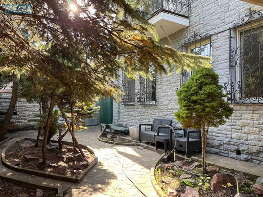 Продаж дома, 2&nbsp;поверху, 165&nbsp;кв.м, 4&nbsp;кімнати, ділянка 3&nbsp;сотки, <a class="location-link" href="/kiev/" title="Недвижимость Київ">Київ</a>, <a class="location-link" href="/kiev/shevchenkovskij/" title="Недвижимость Шевченківський район">Шевченківський р-н</a>, Тешебаєва вул. (изображение 1)