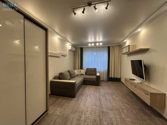 Продаж 3 кімнатної квартири (74,5/42/7,5), 1 пов. 10 пов. будинку, <a class="location-link" href="/kiev/" title="Недвижимость Київ">Київ</a>, <a class="location-link" href="/kiev/goloseevskij/" title="Недвижимость Голосіївський район">Голосіївський р-н</a>, Ломоносова ул., 8 (изображение 1)