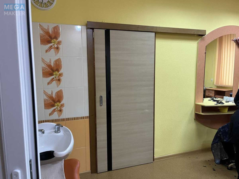 Продаж комерційної нерухомості, 46&nbsp;кв.м, <a class="location-link" href="/kiev/" title="Недвижимость Київ">Київ</a>, <a class="location-link" href="/kiev/svyatoshinskij/" title="Недвижимость Святошинський район">Святошинський р-н</a>, Булгакова вул., 16 (изображение 9)