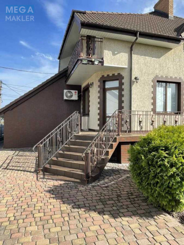 Продаж дома, 2&nbsp;поверху, 322&nbsp;кв.м, 6&nbsp;кімнат, ділянка 8&nbsp;соток, <a class="location-link" href="/chernovtsi/" title="Недвижимость Чернівці">Чернівці</a>, <a class="location-link" href="/chernovtsi/shevchenkovskij/" title="Недвижимость Шевченківський район">Шевченківський р-н</a>, Гараса, 1 (изображение 7)