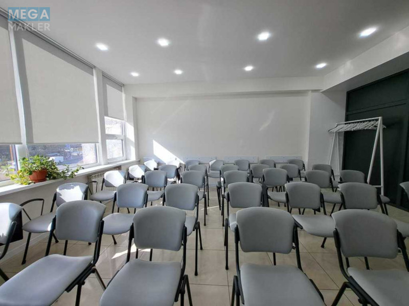 Оренда комерційної нерухомості, 35 кв.м, под офис, <a class="location-link" href="/kiev/" title="Недвижимость Київ">Київ</a>, <a class="location-link" href="/kiev/dneprovskij/" title="Недвижимость Дніпровський район">Дніпровський р-н</a>, Евгения Сверстюка ул., 11б (изображение 7)
