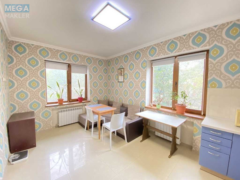 Продаж дома, 2 поверху, 312 кв.м, 5 кімнат, ділянка 4 сотки, <a class="location-link" href="/kiev/" title="Недвижимость Київ">Київ</a>, <a class="location-link" href="/kiev/svyatoshinskij/" title="Недвижимость Святошинський район">Святошинський р-н</a>, Плодова вул. (изображение 2)