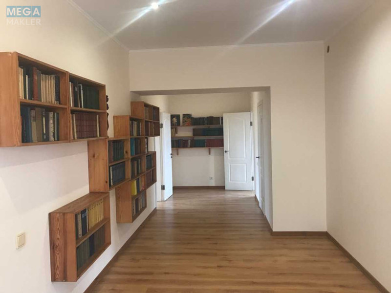 Продаж дома, 3&nbsp;поверху, 438&nbsp;кв.м, 6&nbsp;кімнат, ділянка 9&nbsp;соток, <a class="location-link" href="/kiev/" title="Недвижимость Київ">Київ</a>, <a class="location-link" href="/kiev/obolonskij/" title="Недвижимость Оболонський район">Оболонський р-н</a>, Богатырская ул., 30А (изображение 14)