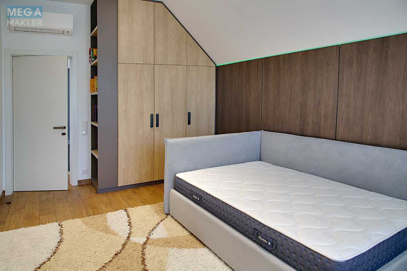 Продаж дома, 3 поверху, 337 кв.м, 8 кімнат, ділянка 10 соток, <a class="location-link" href="/kiev/" title="Недвижимость Київ">Київ</a>, <a class="location-link" href="/kiev/darnickij/" title="Недвижимость Дарницький район">Дарницький р-н</a>, 1-й Дружби пров., 8 (изображение 10)