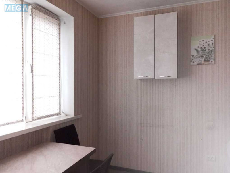 Продаж дома, 2 поверху, 300 кв.м, 6 кімнат, ділянка 7 соток, <a class="location-link" href="/kalinovka-pgt/" title="Недвижимость Калинівка">Калинівка</a>, Железнодоржная, 38 (изображение 7)