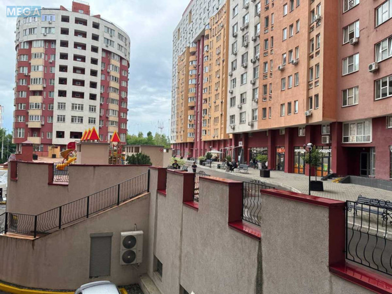 Продаж комерційної нерухомості, 212&nbsp;кв.м, под офис, <a class="location-link" href="/kiev/" title="Недвижимость Київ">Київ</a>, <a class="location-link" href="/kiev/solomenskij/" title="Недвижимость Солом'янський район">Солом'янський р-н</a>, Эрнста ул., 16В (изображение 2)