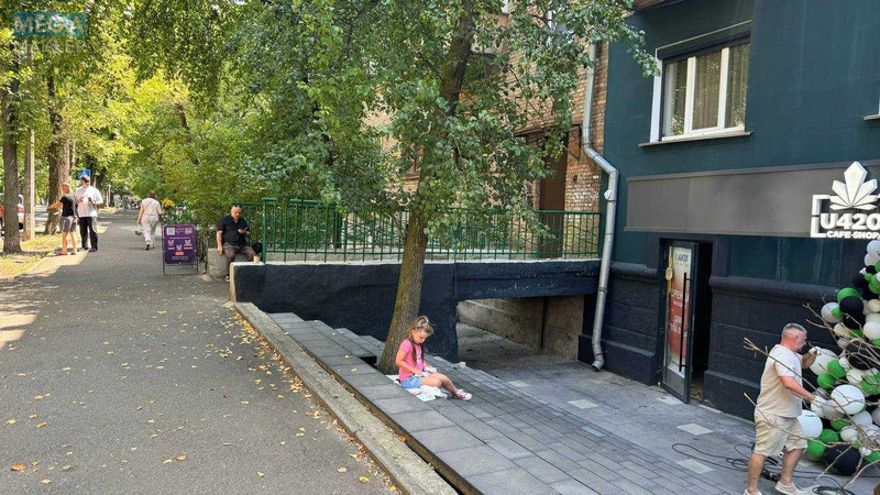 Продаж комерційної нерухомості, 40&nbsp;кв.м, под магазин, <a class="location-link" href="/kiev/" title="Недвижимость Київ">Київ</a>, <a class="location-link" href="/kiev/pecherskij/" title="Недвижимость Печерський район">Печерський р-н</a>, Німанська вул., 4 (изображение 2)
