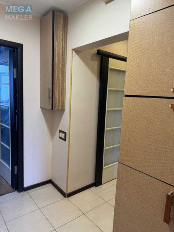 Оренда 3 кімнатної квартири, <a class="location-link" href="/kiev/" title="Недвижимость Київ">Київ</a>, <a class="location-link" href="/kiev/podolskij/" title="Недвижимость Подільський район">Подільський р-н</a>, Свободи просп., 5 (изображение 4)