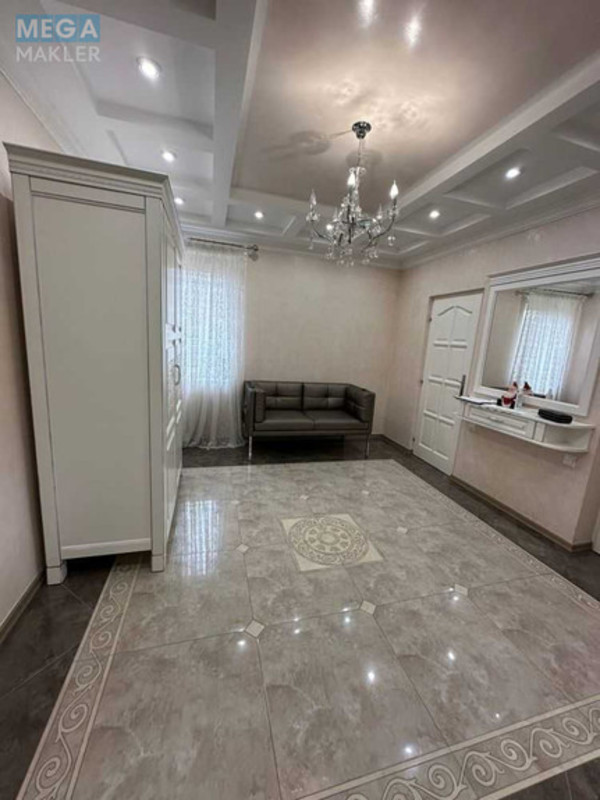 Продаж дома, 3 поверху, 500 кв.м, 9 кімнат, ділянка 12 соток, <a class="location-link" href="/uzhgorod/" title="Недвижимость Ужгород">Ужгород</a>, вул.Генерала Свободи (изображение 2)