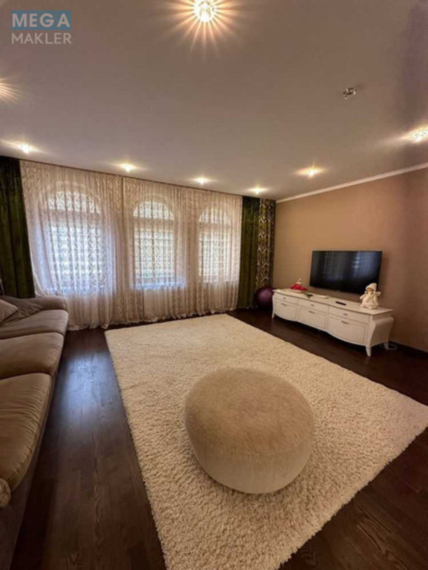 Продаж дома, 3 поверху, 500 кв.м, 9 кімнат, ділянка 12 соток, <a class="location-link" href="/uzhgorod/" title="Недвижимость Ужгород">Ужгород</a>, вул.Генерала Свободи (изображение 4)