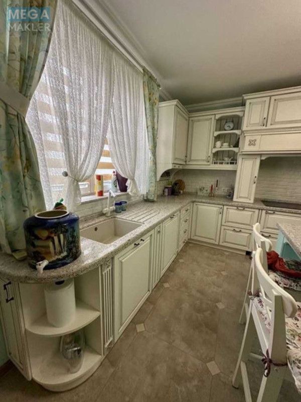 Продаж дома, 3 поверху, 500 кв.м, 9 кімнат, ділянка 12 соток, <a class="location-link" href="/uzhgorod/" title="Недвижимость Ужгород">Ужгород</a>, вул.Генерала Свободи (изображение 5)