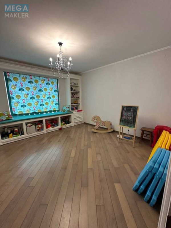Продаж дома, 3 поверху, 500 кв.м, 9 кімнат, ділянка 12 соток, <a class="location-link" href="/uzhgorod/" title="Недвижимость Ужгород">Ужгород</a>, вул.Генерала Свободи (изображение 8)