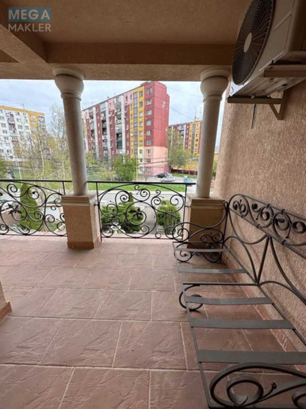 Продаж дома, 3 поверху, 500 кв.м, 9 кімнат, ділянка 12 соток, <a class="location-link" href="/uzhgorod/" title="Недвижимость Ужгород">Ужгород</a>, вул.Генерала Свободи (изображение 14)