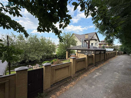 Продаж дома, 2 поверху, 350 кв.м, 7 кімнат, ділянка 8 соток, <a class="location-link" href="/kiev/" title="Недвижимость Київ">Київ</a>, <a class="location-link" href="/kiev/goloseevskij/" title="Недвижимость Голосіївський район">Голосіївський р-н</a>, Максима Рильського вул. (изображение 2)