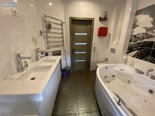 Продаж дома, 3&nbsp;поверху, 252&nbsp;кв.м, 6&nbsp;кімнат, ділянка 9&nbsp;соток, <a class="location-link" href="/kalinovka-pgt-kv/" title="Недвижимость Калинівка">Калинівка</a>, провулок Зоряний, 2 (изображение 13)