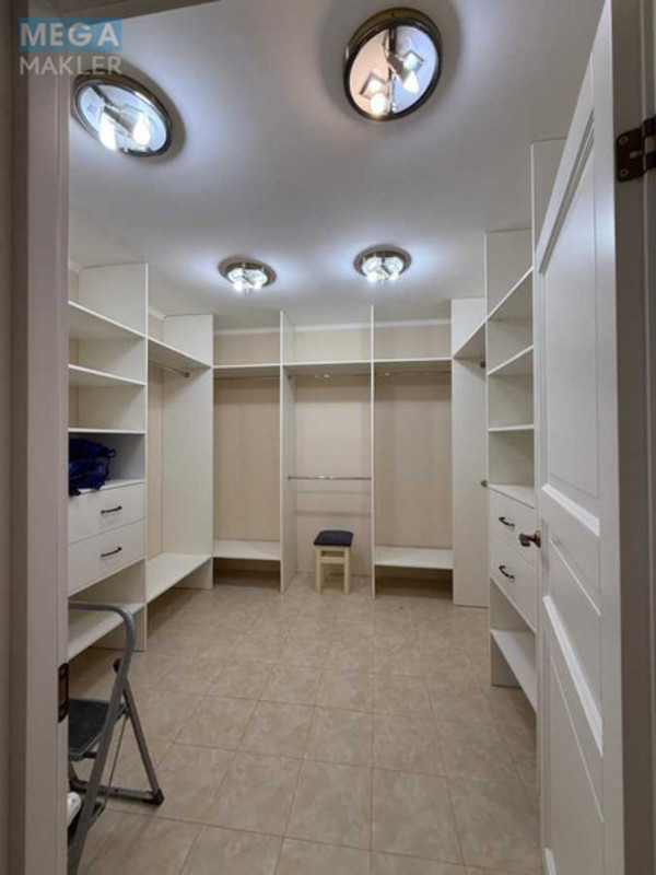 Продаж дома, 2&nbsp;поверху, 350&nbsp;кв.м, 7&nbsp;кімнат, ділянка 8&nbsp;соток, <a class="location-link" href="/kiev/" title="Недвижимость Київ">Київ</a>, <a class="location-link" href="/kiev/goloseevskij/" title="Недвижимость Голосіївський район">Голосіївський р-н</a>, Максима Рильського вул. (изображение 15)