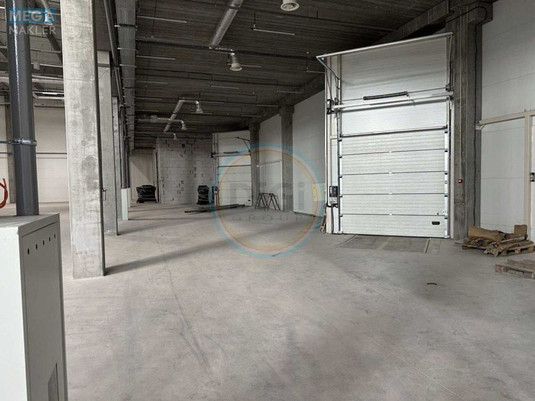 Оренда комерційної нерухомості, 2&nbsp;700&nbsp;кв.м, под склад, <a class="location-link" href="/schastlivoe-selo-kv/" title="Недвижимость Щасливі">Щасливе</a>, Щаслива (изображение 4)