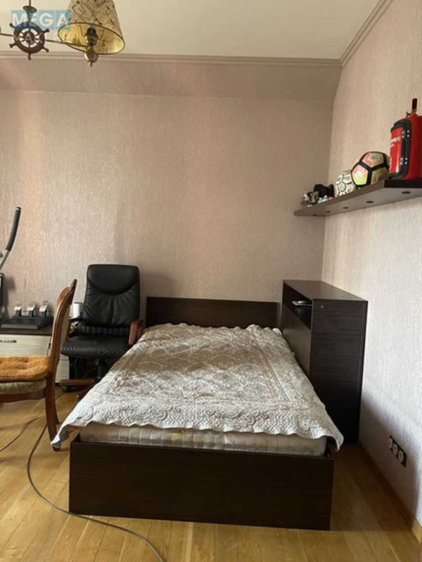 Продаж дома, 3&nbsp;поверху, 295&nbsp;кв.м, 6&nbsp;кімнат, ділянка 6&nbsp;соток, <a class="location-link" href="/kiev/" title="Недвижимость Київ">Київ</a>, <a class="location-link" href="/kiev/darnickij/" title="Недвижимость Дарницький район">Дарницький р-н</a>, 12-а Ентузіастів вул. (изображение 18)