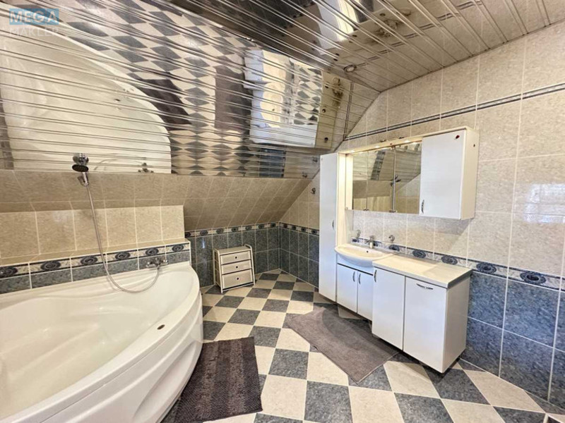 Продаж дома, 2&nbsp;поверху, 240&nbsp;кв.м, 5&nbsp;кімнат, ділянка 15&nbsp;соток, <a class="location-link" href="/kiev/" title="Недвижимость Київ">Київ</a>, <a class="location-link" href="/kiev/obolonskij/" title="Недвижимость Оболонський район">Оболонський р-н</a>, Квитки Цисык ул., 81 (изображение 18)