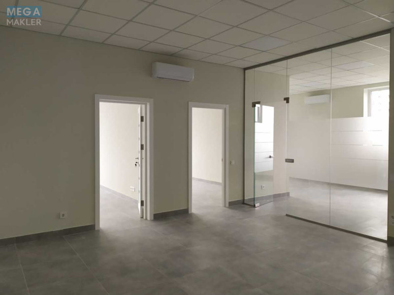 Оренда комерційної нерухомості, 214&nbsp;кв.м, под офис, <a class="location-link" href="/kiev/" title="Недвижимость Київ">Київ</a>, <a class="location-link" href="/kiev/dneprovskij/" title="Недвижимость Дніпровський район">Дніпровський р-н</a>, Уинстона Черчилля ул., 1 (изображение 2)