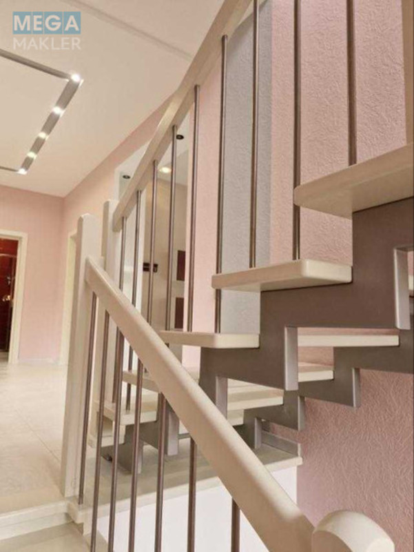 Продаж дома, 3&nbsp;поверху, 363&nbsp;кв.м, 4&nbsp;кімнати, ділянка 6&nbsp;соток, <a class="location-link" href="/kiev/" title="Недвижимость Київ">Київ</a>, <a class="location-link" href="/kiev/svyatoshinskij/" title="Недвижимость Святошинський район">Святошинський р-н</a>, Берковецкая ул. (изображение 7)