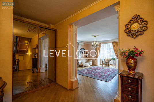 Продаж дома, 2&nbsp;поверху, 419&nbsp;кв.м, 7&nbsp;кімнат, ділянка 10&nbsp;соток, <a class="location-link" href="/kiev/" title="Недвижимость Київ">Київ</a>, <a class="location-link" href="/kiev/desnyanskij/" title="Недвижимость Деснянський район">Деснянський р-н</a>, Радунська вул. (изображение 13)