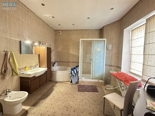 Продаж дома, 2&nbsp;поверху, 283&nbsp;кв.м, 4&nbsp;кімнати, ділянка 8&nbsp;соток, <a class="location-link" href="/kiev/" title="Недвижимость Київ">Київ</a>, <a class="location-link" href="/kiev/darnickij/" title="Недвижимость Дарницький район">Дарницький р-н</a>, 139-я Садовая ул. (изображение 9)