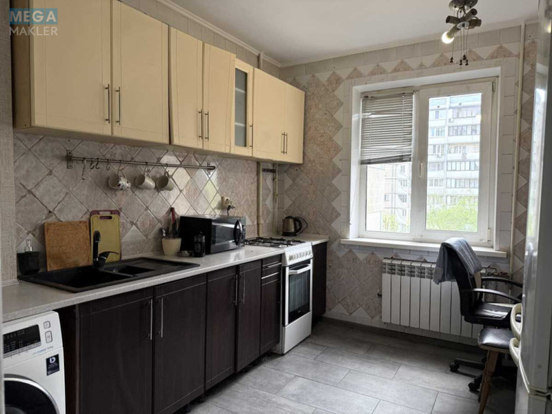 Продаж 3 кімнатної квартири (72/47/10), 5 пов. 10 пов. будинку, <a class="location-link" href="/kiev/" title="Недвижимость Київ">Київ</a>, <a class="location-link" href="/kiev/svyatoshinskij/" title="Недвижимость Святошинський район">Святошинський р-н</a>, Ірпінська вул., 62 (изображение 3)