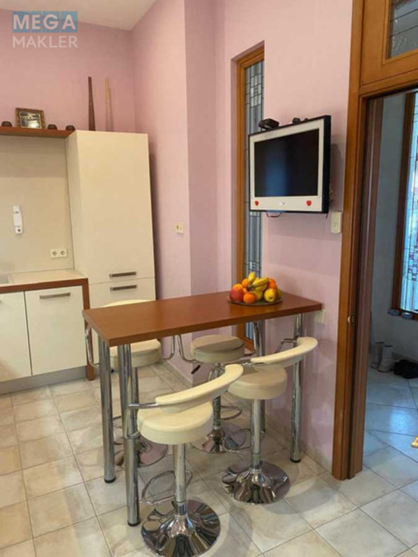 Продаж дома, 2&nbsp;поверху, 265&nbsp;кв.м, 5&nbsp;кімнат, ділянка 40&nbsp;соток, <a class="location-link" href="/kiev/" title="Недвижимость Київ">Київ</a>, <a class="location-link" href="/kiev/darnickij/" title="Недвижимость Дарницький район">Дарницький р-н</a>, Центральна вул. (изображение 17)