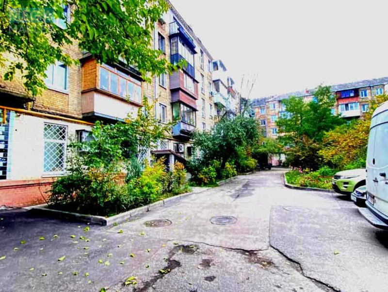 Оренда комерційної нерухомості, 145&nbsp;кв.м, под магазин, <a class="location-link" href="/kiev/" title="Недвижимость Київ">Київ</a>, <a class="location-link" href="/kiev/dneprovskij/" title="Недвижимость Дніпровський район">Дніпровський р-н</a>, Юрія Гагаріна просп., 9 (изображение 3)