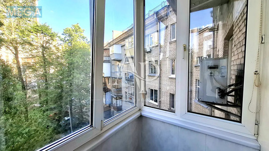 Продаж 3 кімнатної квартири (100/71/22), 4 пов. 5 пов. будинку, <a class="location-link" href="/kiev/" title="Недвижимость Київ">Київ</a>, <a class="location-link" href="/kiev/solomenskij/" title="Недвижимость Солом'янський район">Солом'янський р-н</a>, Липківського 40 ( <img src="https://megamakler.com.ua/metro/ff0000.gif" alt="" class="metro" /> м. Вокзальная, 20 хв ) (изображение 19)