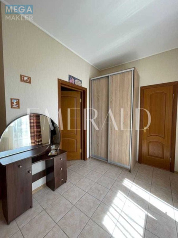 Продаж дома, 2&nbsp;поверху, 218&nbsp;кв.м, 4&nbsp;кімнати, ділянка 7&nbsp;соток, <a class="location-link" href="/kiev/" title="Недвижимость Київ">Київ</a>, <a class="location-link" href="/kiev/solomenskij/" title="Недвижимость Солом'янський район">Солом'янський р-н</a>, Молодежная ул., 10В (изображение 13)